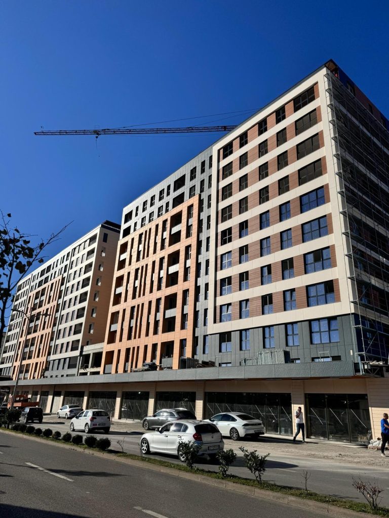 Wielobarwna elewacja wentylowana wielorodzinnego osiedla — zdjęcie 3